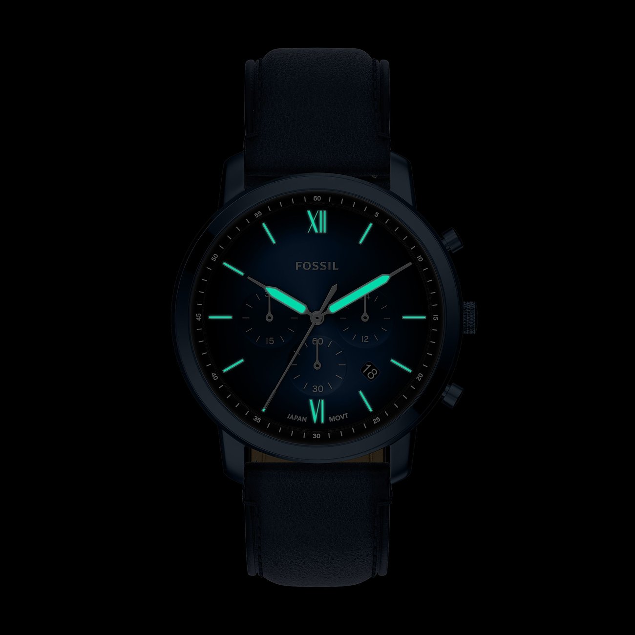 Eine Fossil Herrenuhr aus blauem Edelstahl mit leuchtenden Zeigern und Ziffern auf schwarzem Zifferblatt.