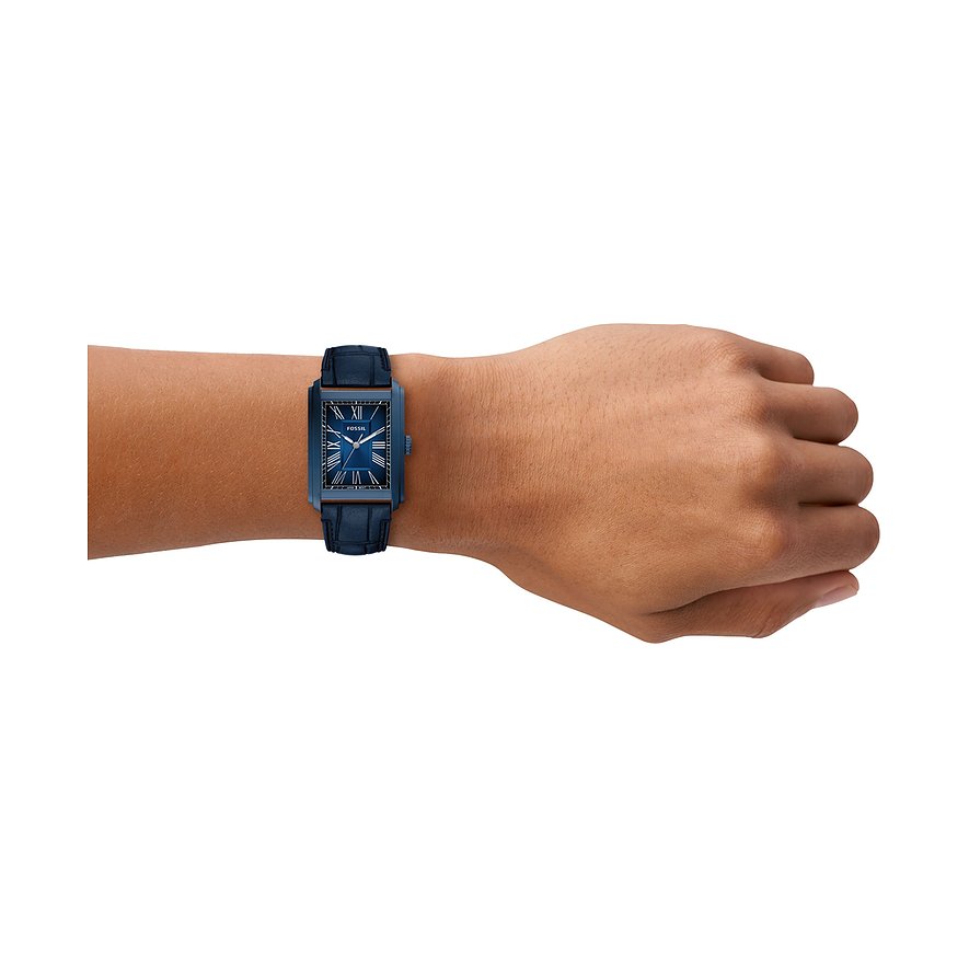 Montre Fossil homme en acier inoxydable bleu portée au poignet, cadran rectangulaire et chiffres romains.
