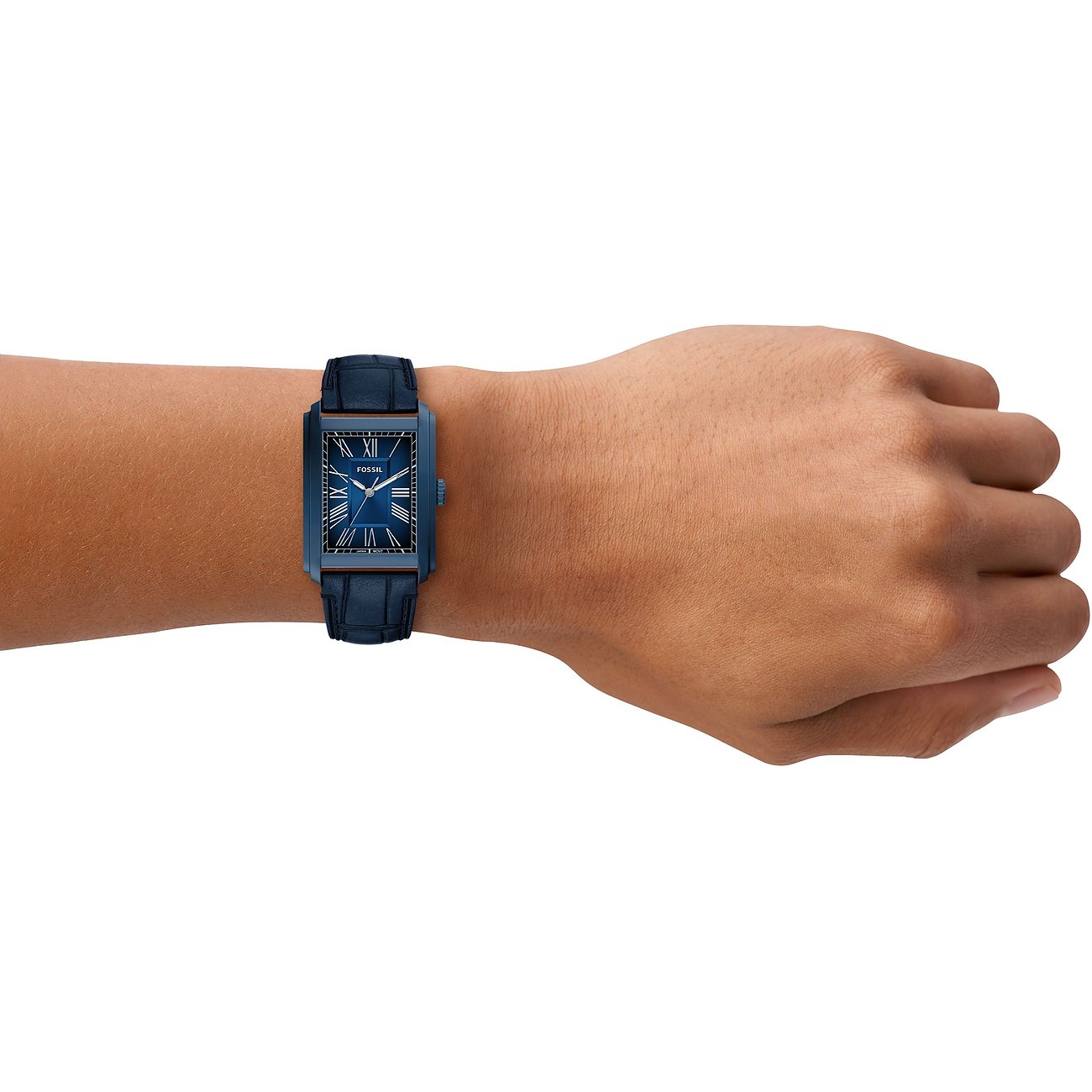 Montre Fossil homme en acier inoxydable bleu portée au poignet, cadran rectangulaire et chiffres romains.