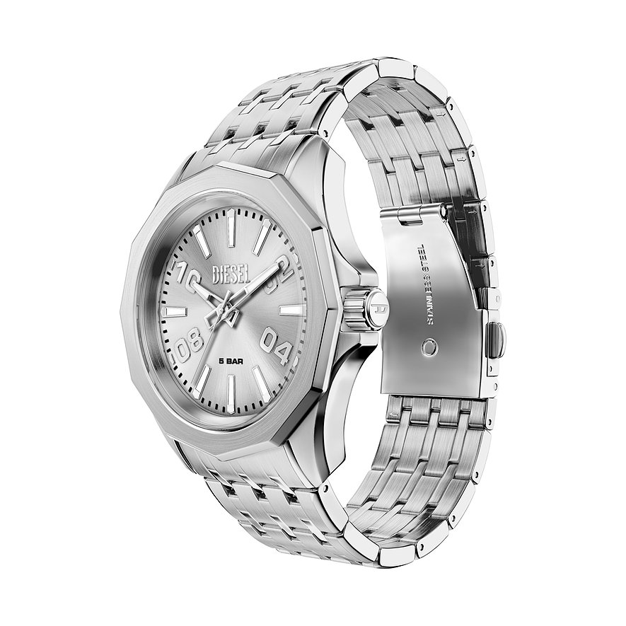 Diesel Herrenuhr aus Edelstahl mit silbernem Zifferblatt und Gliederarmband, schräg von oben.