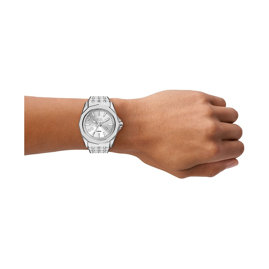Am Handgelenk getragene silberne Diesel Herrenuhr aus Edelstahl mit hellem Zifferblatt, von der Seite aufgenommen.