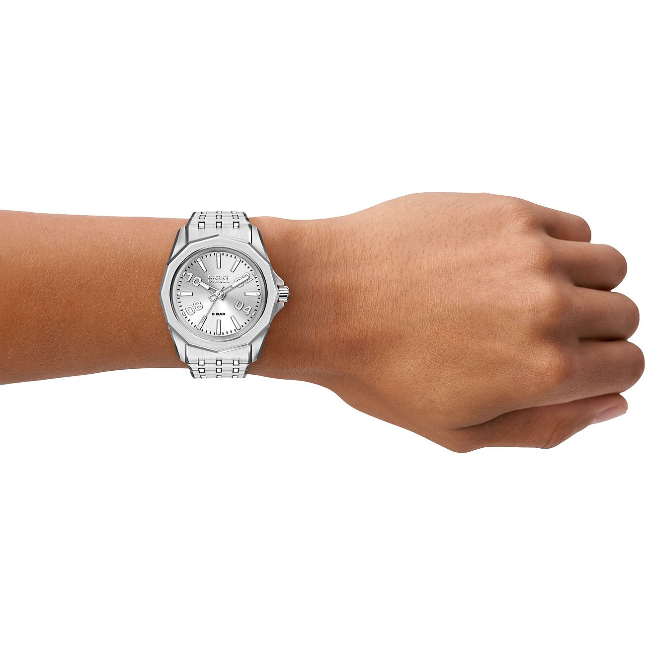Am Handgelenk getragene silberne Diesel Herrenuhr aus Edelstahl mit hellem Zifferblatt, von der Seite aufgenommen.