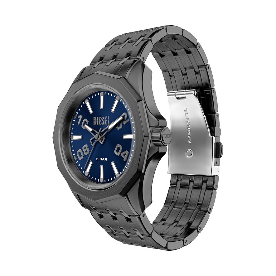 Diesel Herrenuhr aus dunkelgrauem Edelstahl mit blauem Zifferblatt und silberfarbenen Akzenten, schräg von vorne aufgenommen.