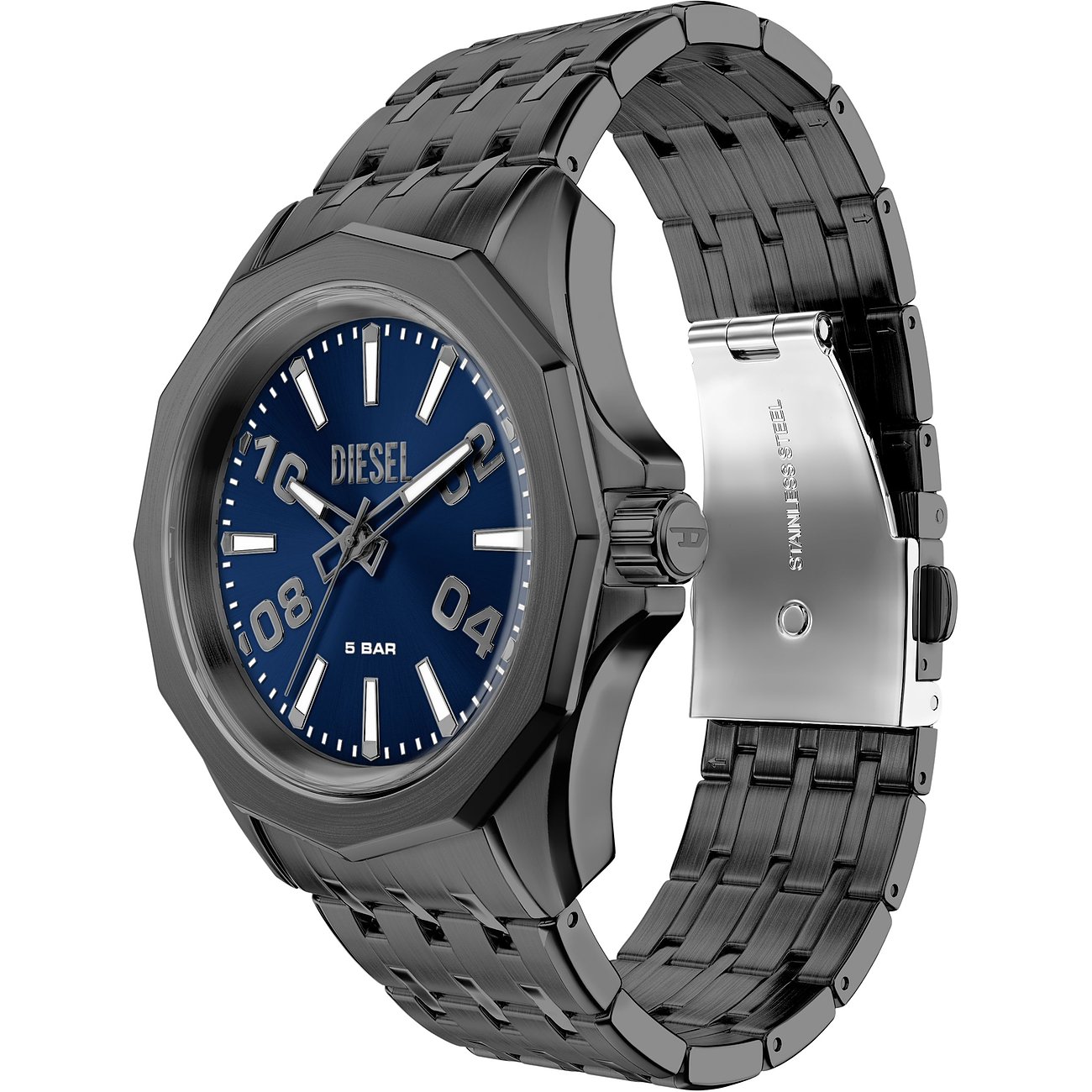 Diesel Herrenuhr aus dunkelgrauem Edelstahl mit blauem Zifferblatt und silberfarbenen Akzenten, schräg von vorne aufgenommen.