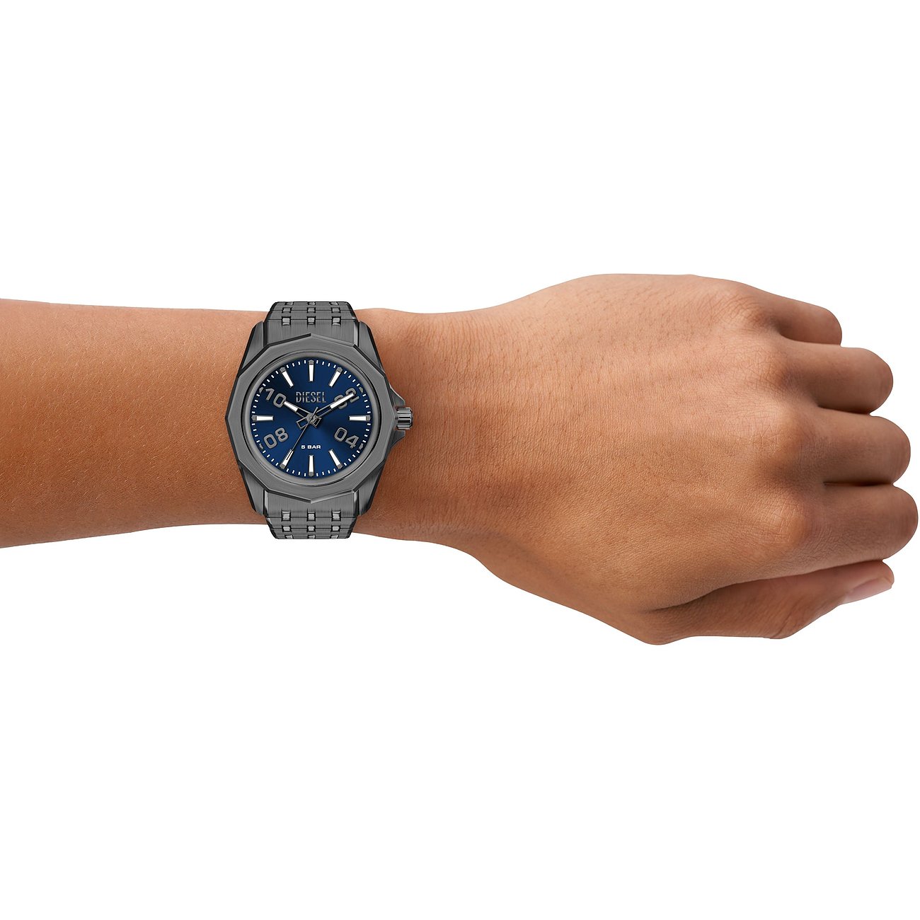 Diesel Herrenuhr aus blauem und grauen Edelstahl, am Handgelenk getragen, mit Ziffernblatt in verschiedenen Blautönen.