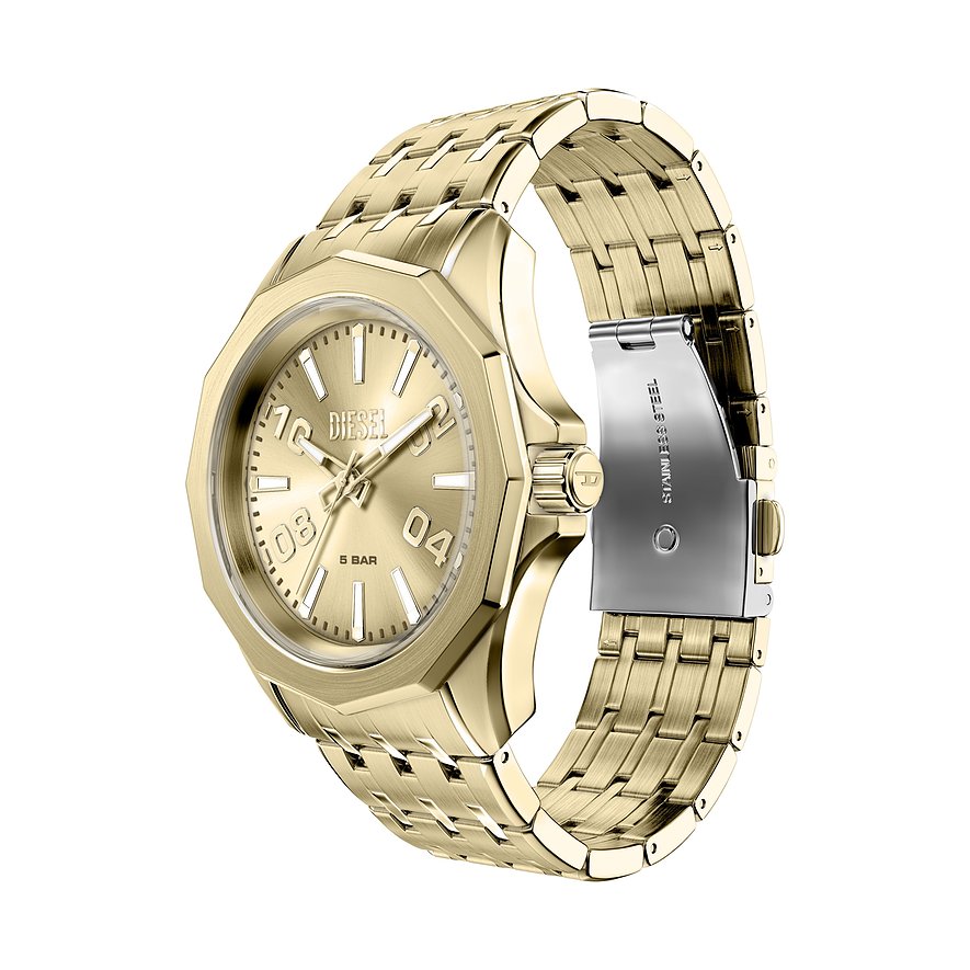 Eine goldfarbene Diesel Herrenuhr aus Edelstahl, von schräg oben gezeigt, mit detaillierten Zeigern und Zifferblatt.
