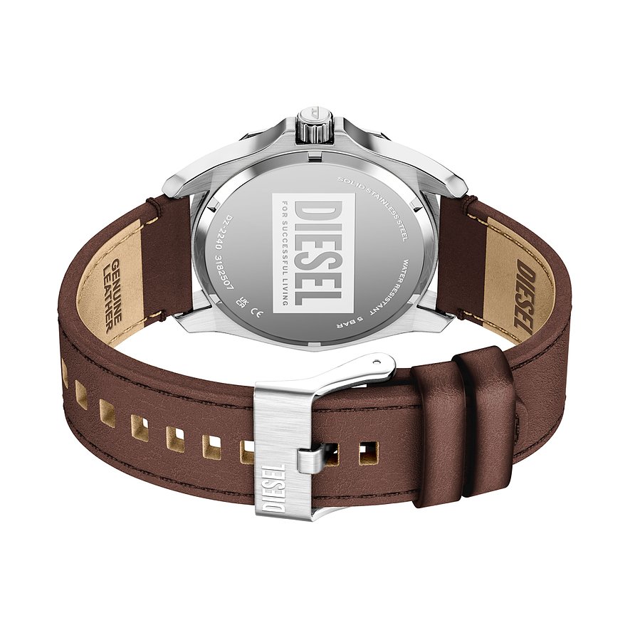 Vista posteriore dell'orologio da uomo Diesel in acciaio inox con cinturino in pelle marrone e fibbia lucida.