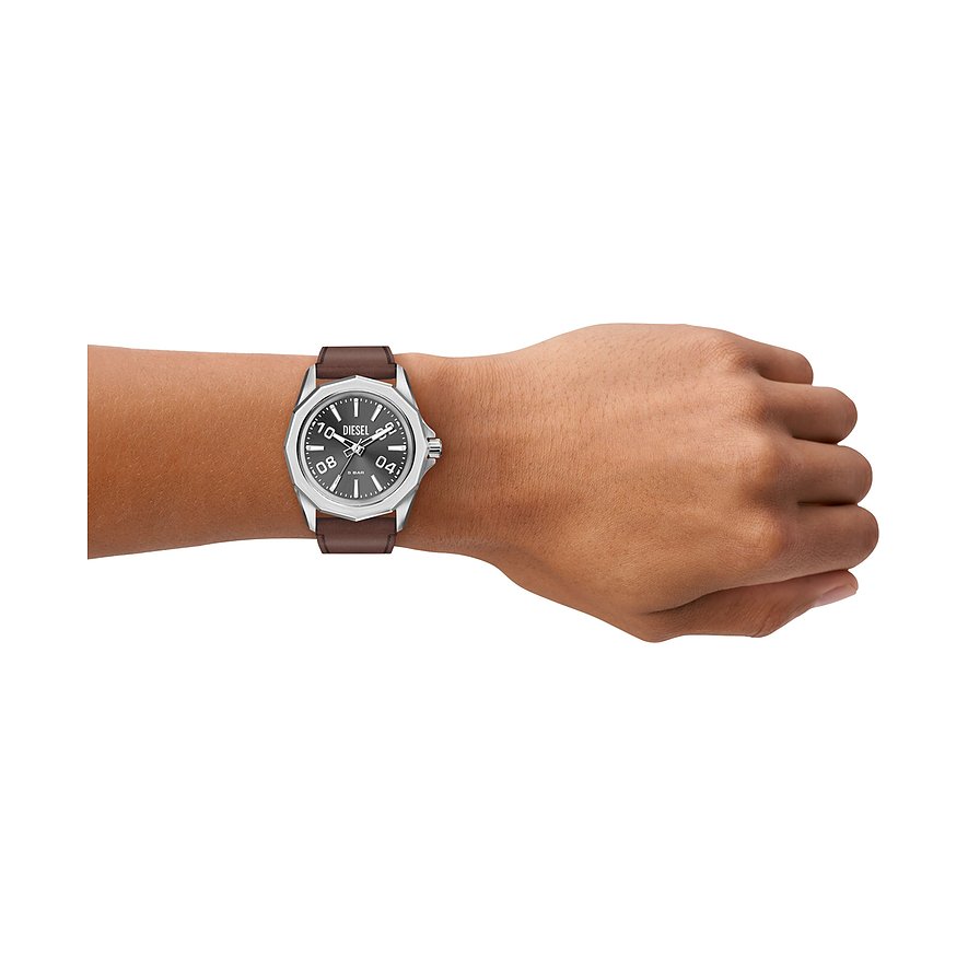 Orologio da uomo Diesel da polso in acciaio, cinturino in pelle marrone e quadrante grigio.