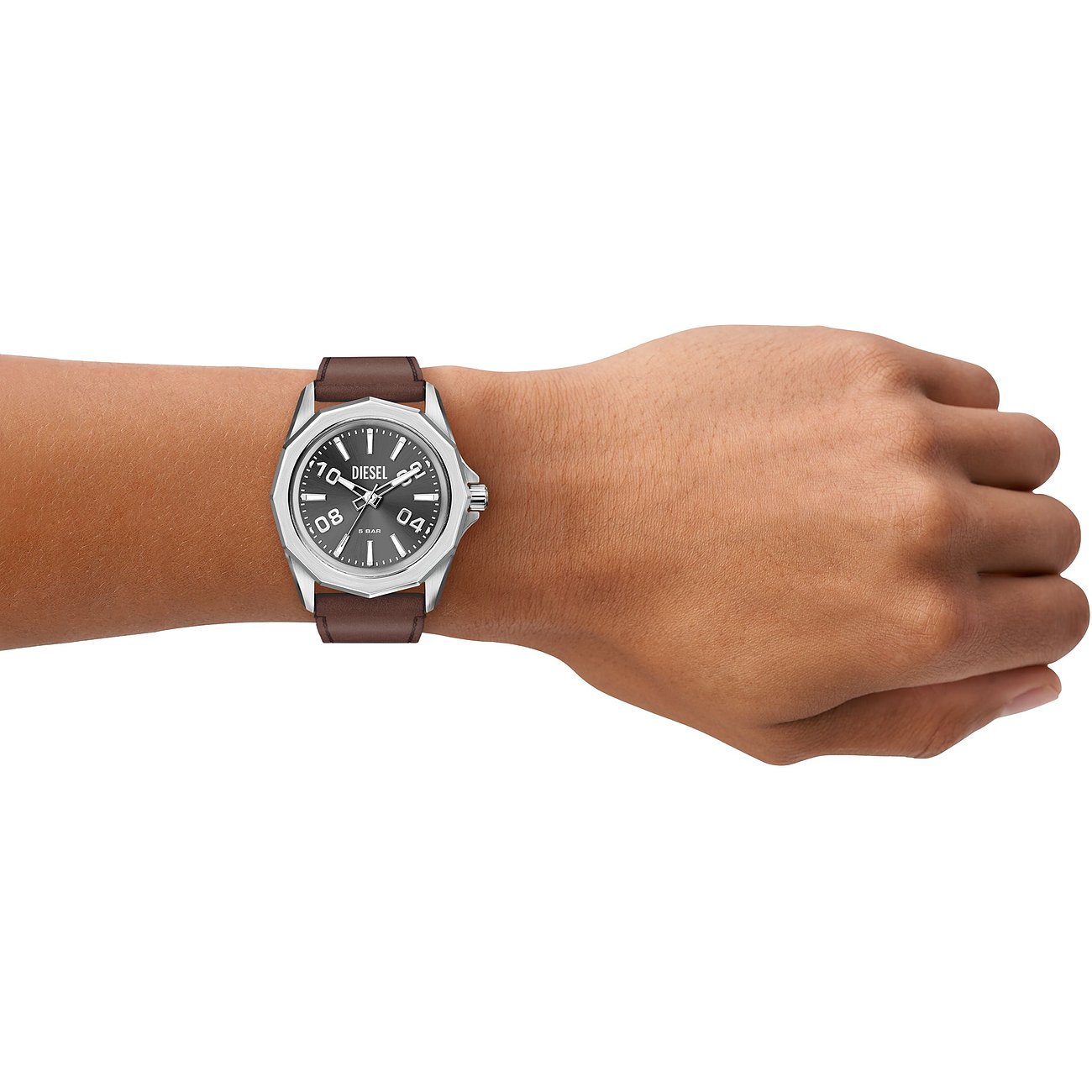 Orologio da uomo Diesel da polso in acciaio, cinturino in pelle marrone e quadrante grigio.