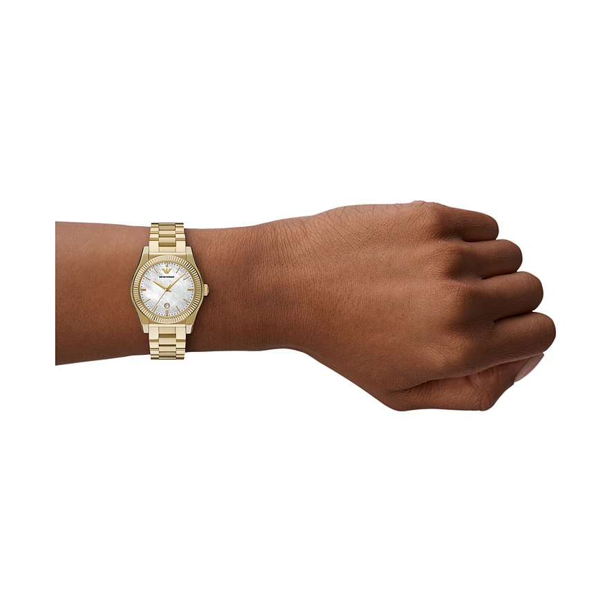Am Handgelenk getragene goldene Emporio Armani Damenuhr aus Edelstahl mit klassischem Perlmuttzifferblatt.
