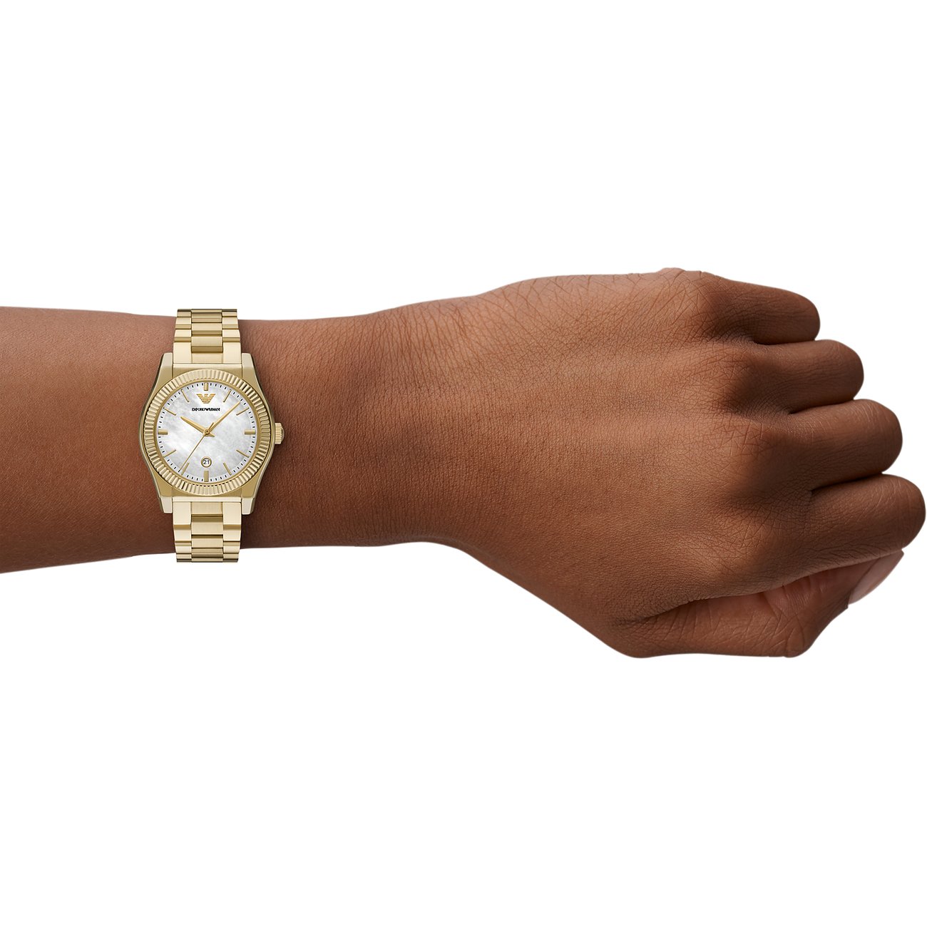 Am Handgelenk getragene goldene Emporio Armani Damenuhr aus Edelstahl mit klassischem Perlmuttzifferblatt.