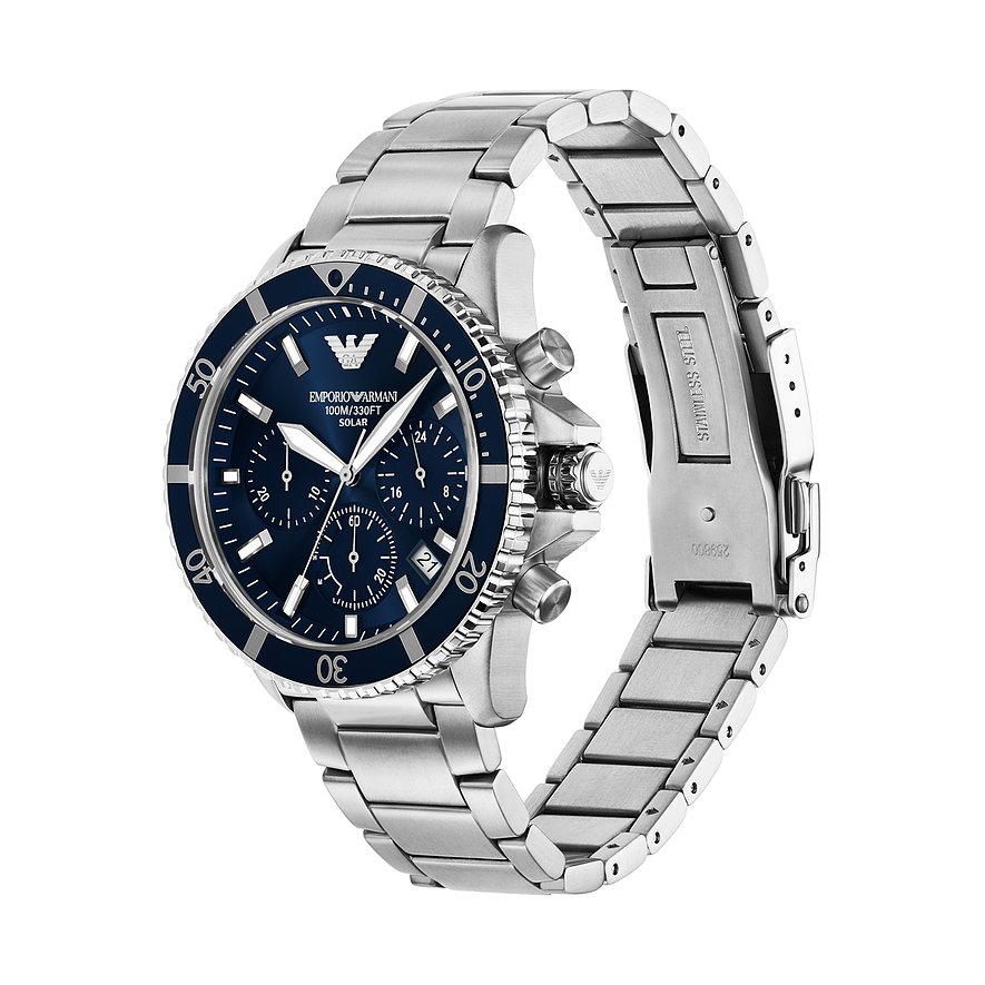Emporio Armani Herrenuhr aus Edelstahl mit blauem Zifferblatt und Chronographenfunktionen, schräg von vorne.