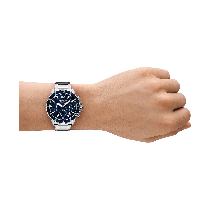 Eine Emporio Armani Herrenuhr aus blauem Edelstahl mit Chronograph, getragen am Handgelenk.