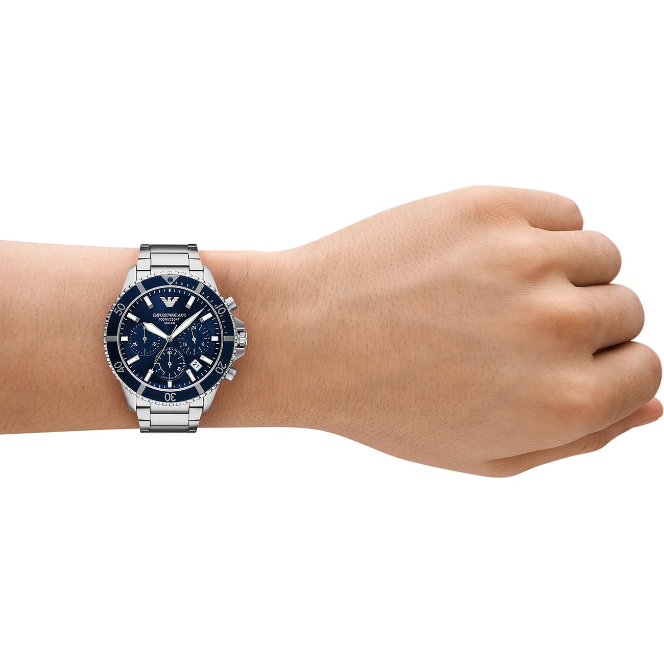 Eine Emporio Armani Herrenuhr aus blauem Edelstahl mit Chronograph, getragen am Handgelenk.