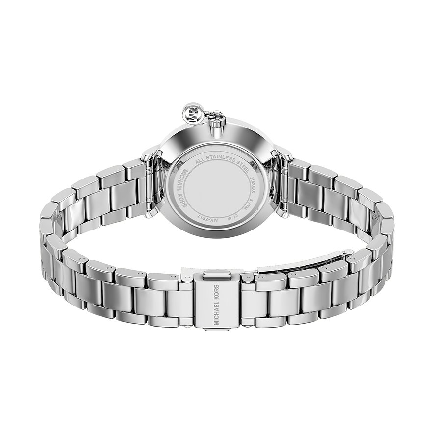 Vista posteriore di un orologio da donna Michael Kors in acciaio inossidabile con bracciale e cassa argentati.