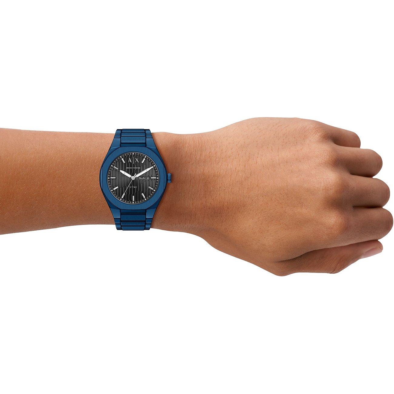 Eine Armani Exchange Herrenuhr aus blauem Edelstahl mit dunkelblauem Zifferblatt ist am Handgelenk sichtbar.
