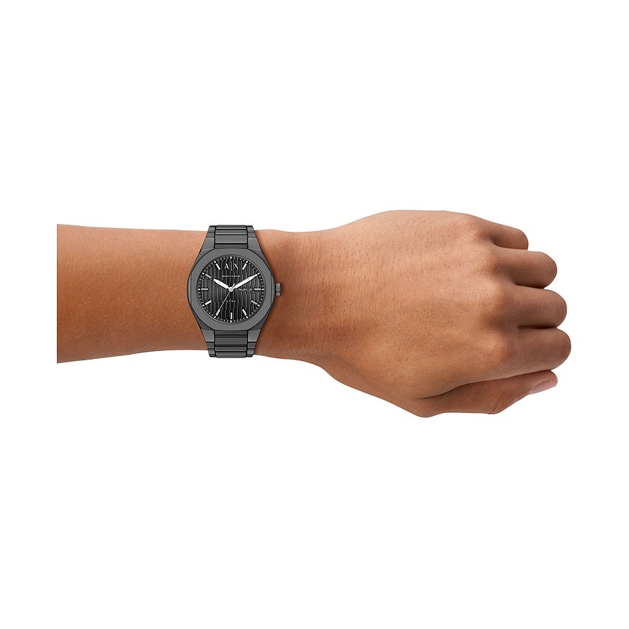 Armani Exchange Herrenuhr aus schwarzem Edelstahl am Handgelenk eines Models. Grau mit weißem Zifferblatt.