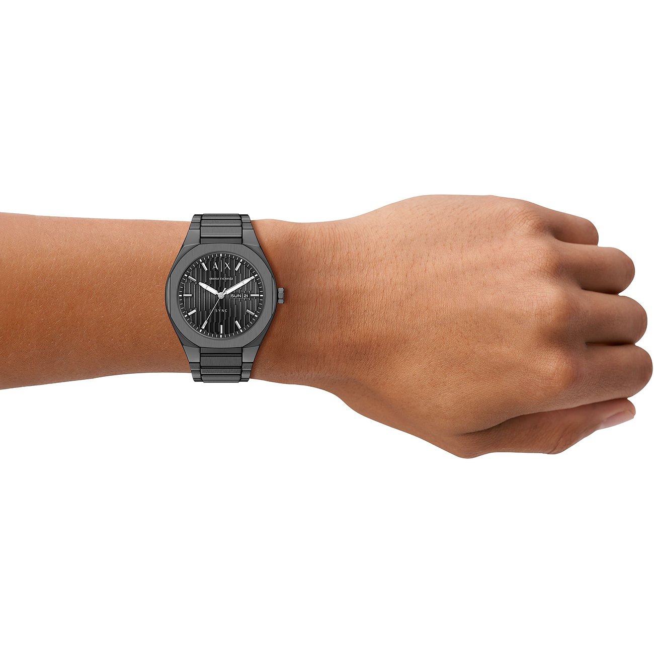 Armani Exchange Herrenuhr aus schwarzem Edelstahl am Handgelenk eines Models. Grau mit weißem Zifferblatt.
