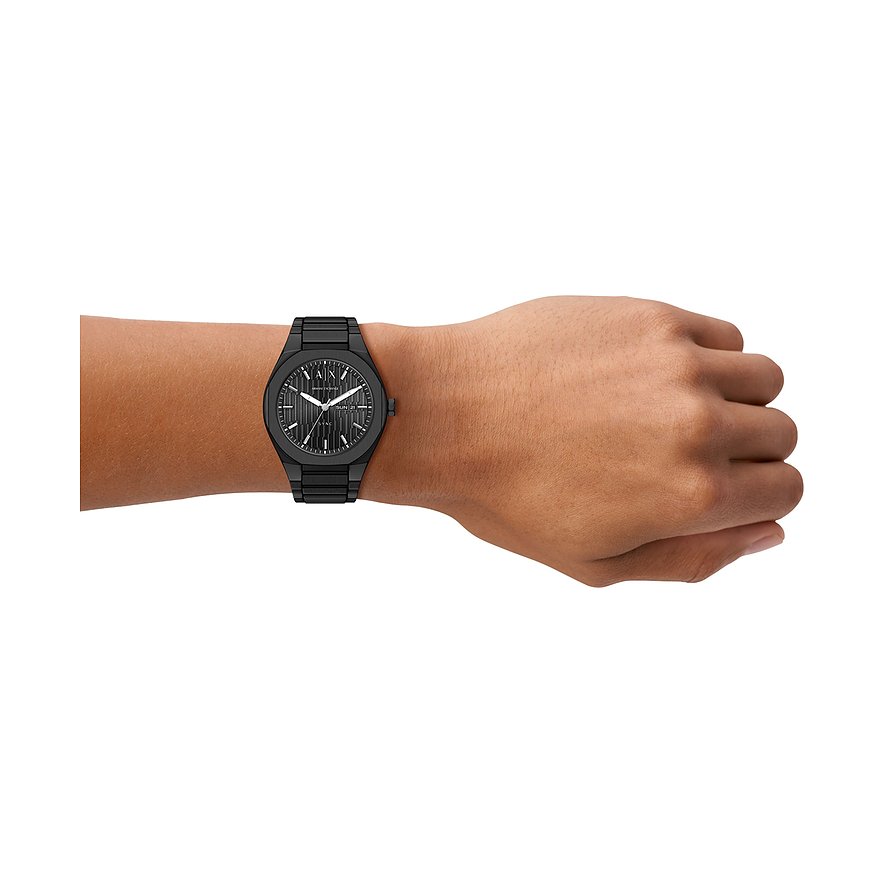 Am Handgelenk getragene, komplett schwarze Armani Exchange Herrenuhr aus Edelstahl mit geriffeltem Zifferblatt.