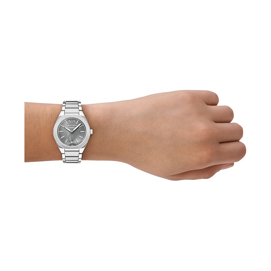 Armani Exchange Damenuhr aus Edelstahl am Handgelenk, mit grauem Zifferblatt und silbernen Indizes, getragen.