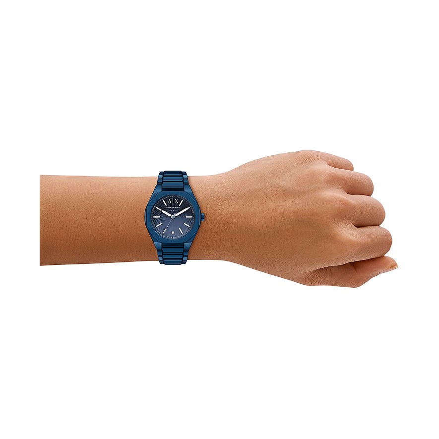 Eine Armani Exchange Damenuhr aus blauem Edelstahl mit einem blauen Zifferblatt an einem Handgelenk.