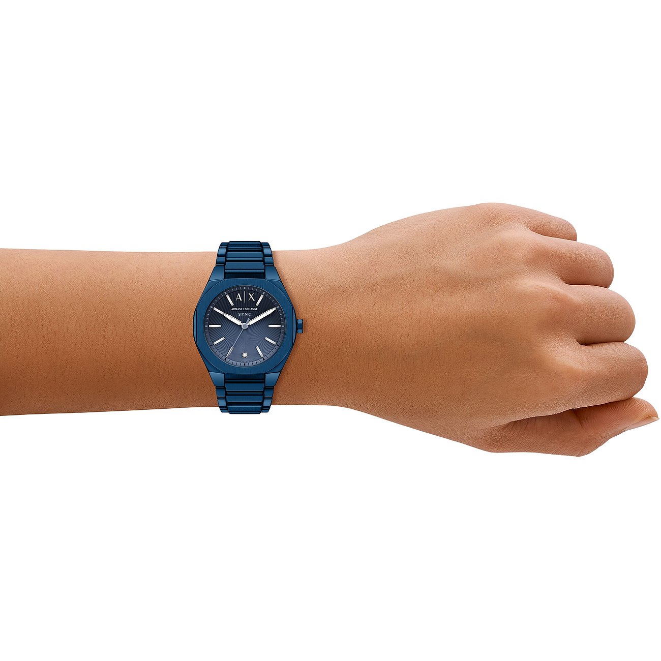 Eine Armani Exchange Damenuhr aus blauem Edelstahl mit einem blauen Zifferblatt an einem Handgelenk.