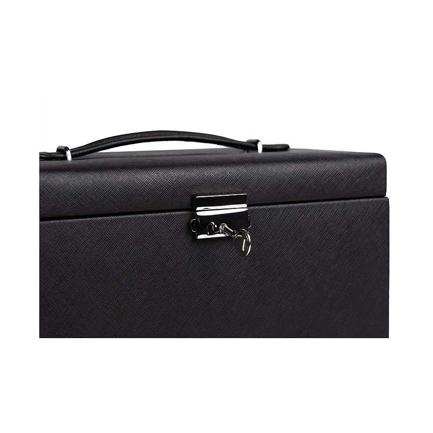 Nahaufnahme der Friedrich23 Box aus schwarzem Leder mit Rautenmuster und metallischem Schnappverschluss mit Bartschlüssel.