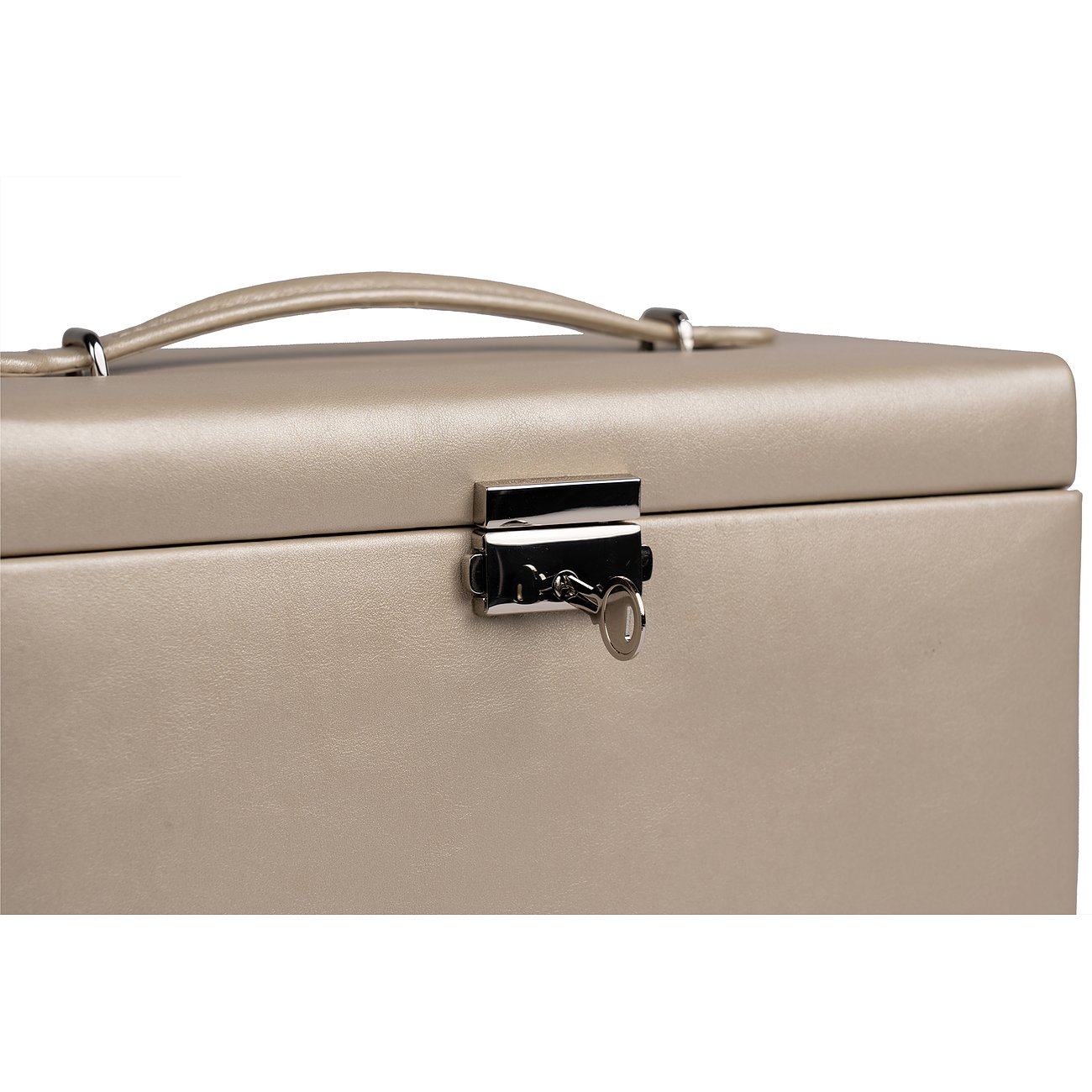 Nahaufnahme des Schlosses mit Schlüssel an einer beigefarbenen Friedrich23 Lederbox, Leder in 'Sonstiges'.