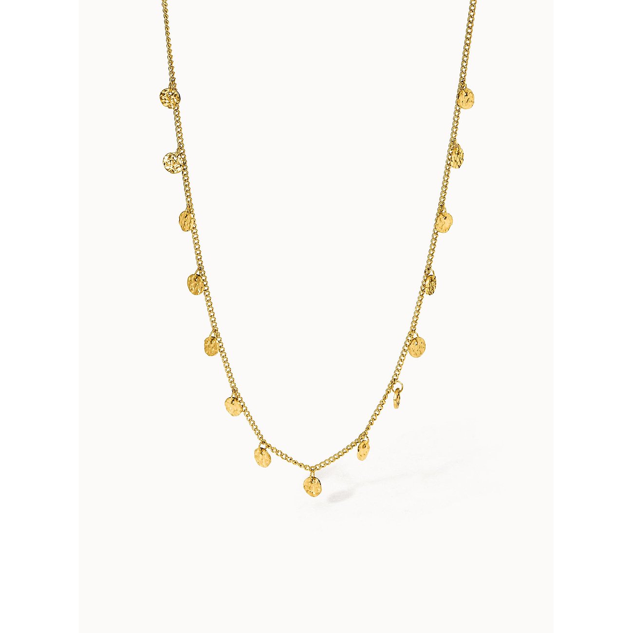 Close-up van een gouden Purelei rvs ketting met veel kleine, ronde, gehamerde hangers.