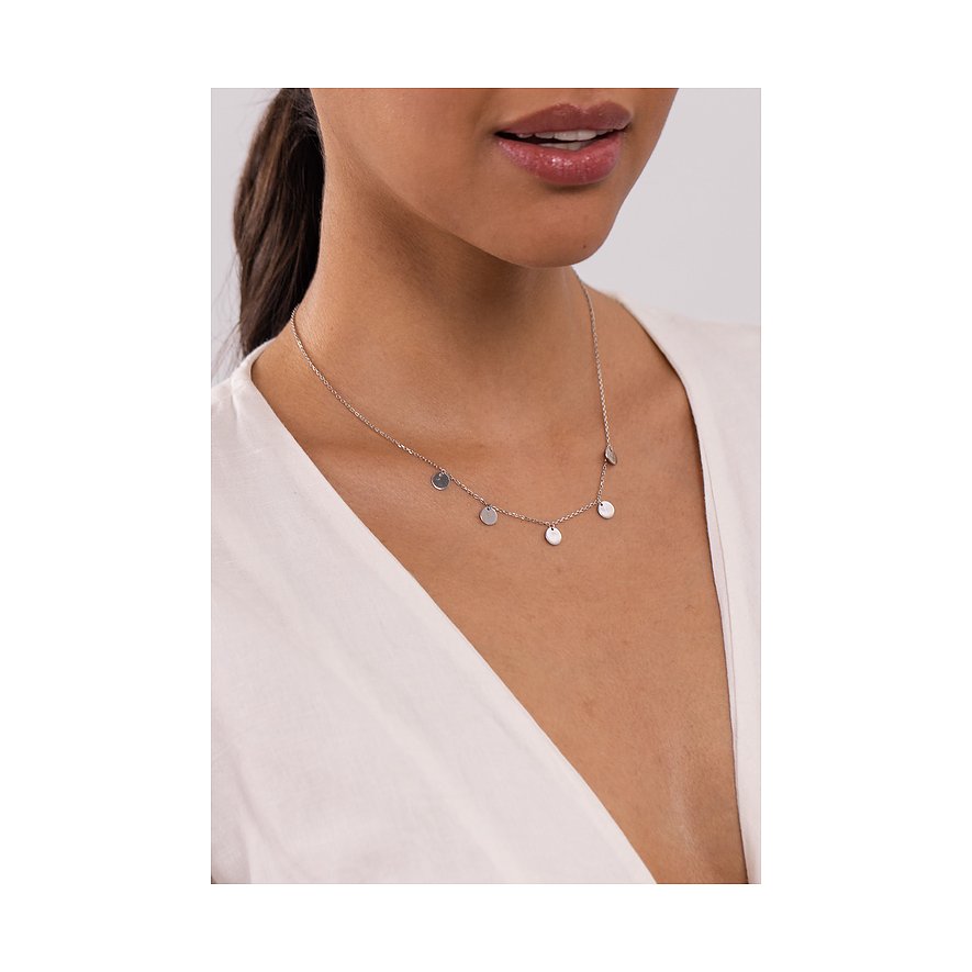 Een vrouw draagt de Purelei roestvrijstalen ketting met meerdere ronde hangers.