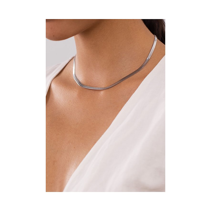 Femme portant un collier Purelei en acier inoxydable argenté, épousant élégamment son cou.