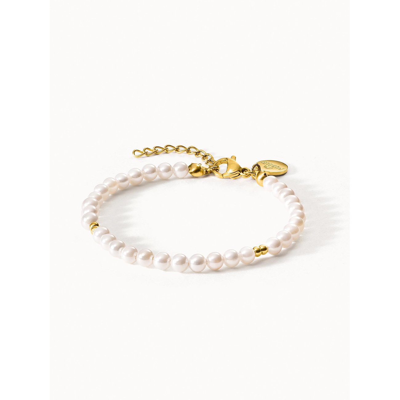 Purelei armband van roestvrij staal met witte parels, gouden accenten en een merkhanger.