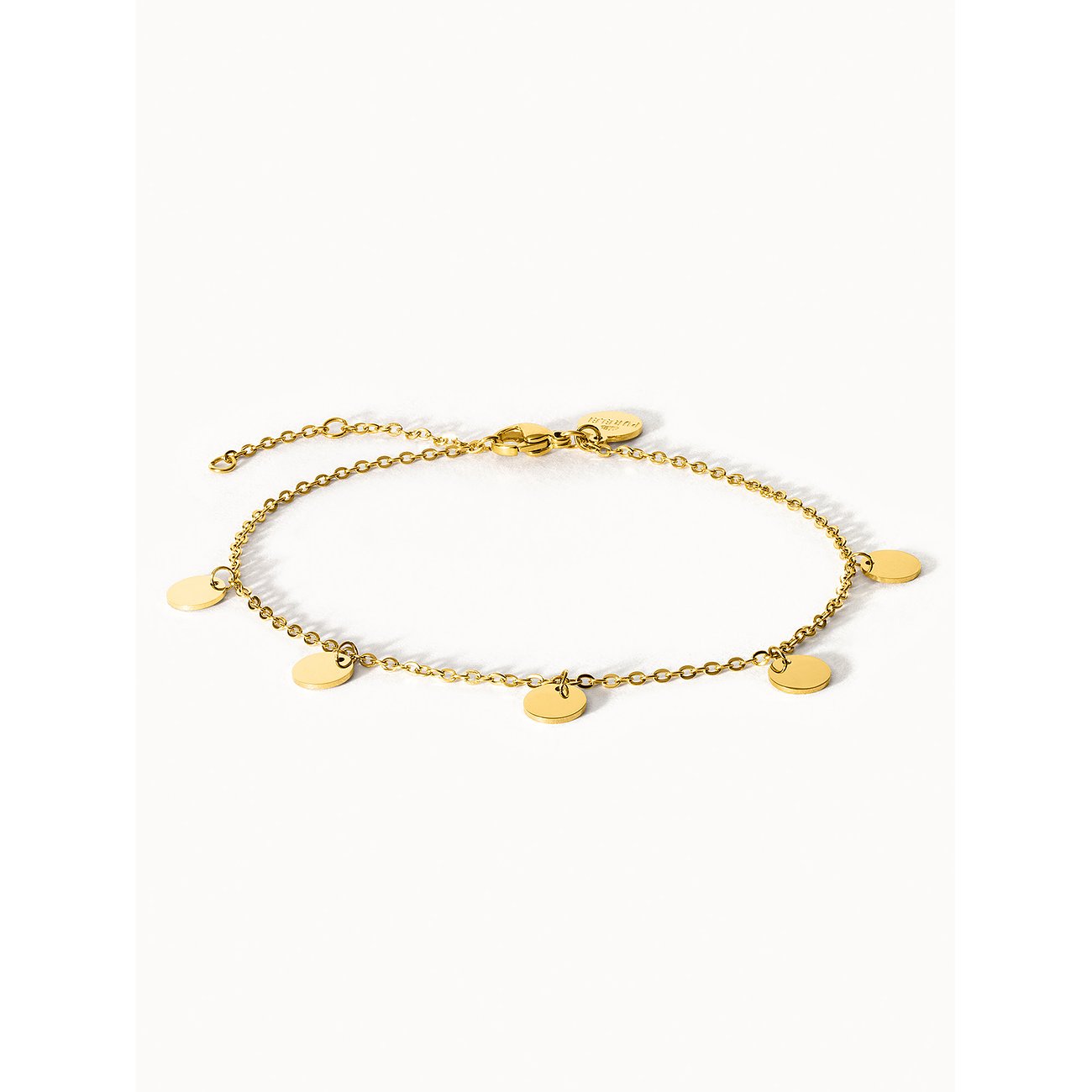 Een glanzende, goudkleurige Purelei roestvrijstalen armband met vijf kleine, ronde bedels.