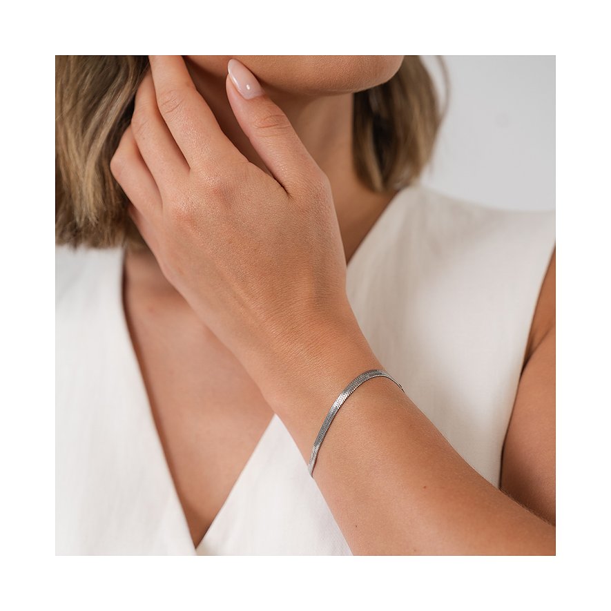 Aan de pols van een persoon is een Purelei armband te zien, een fijne slangenketting van gepolijst roestvrij staal.