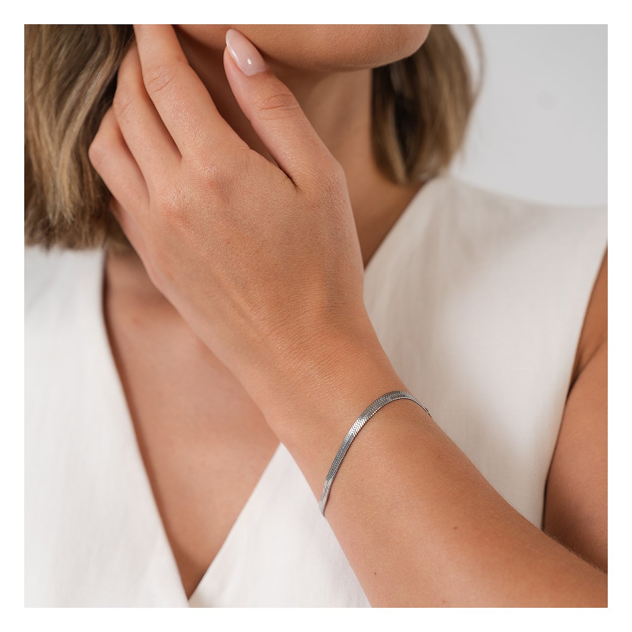Aan de pols van een persoon is een Purelei armband te zien, een fijne slangenketting van gepolijst roestvrij staal.