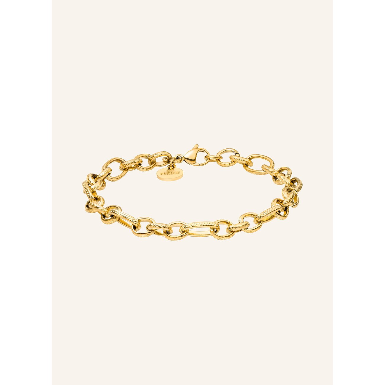 Ein goldenes Purelei-Armband aus Edelstahl mit einzigartig geformten Gliedern, eines davon ist länglich und glatt.