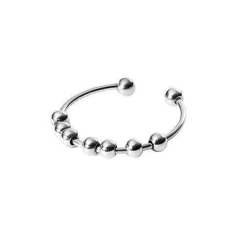 Purelei ring i rostfritt stål, silverfärgad, med sju rörliga små kulor på den nedre halvan.