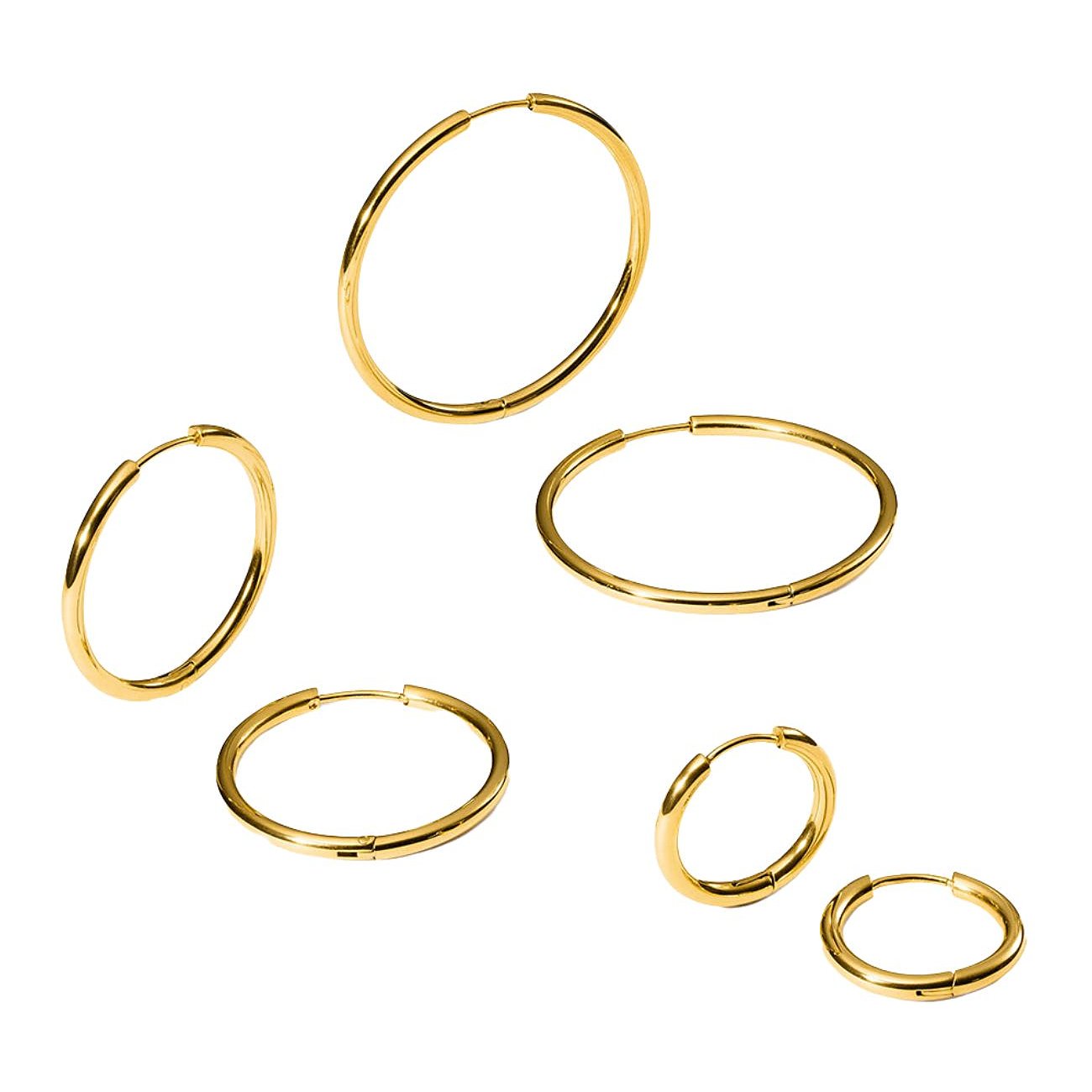Seks guld Creoles-øreringe i rustfrit stål fra Purelei, i varierende størrelser, spredt arrangeret.