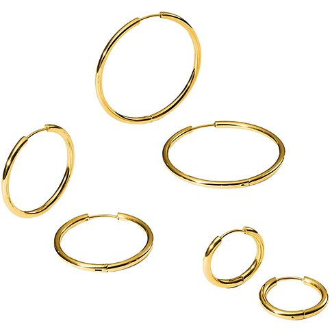Sechs goldene Creolen aus Edelstahl in verschiedenen Größen, verstreut angeordnet, von Purelei.