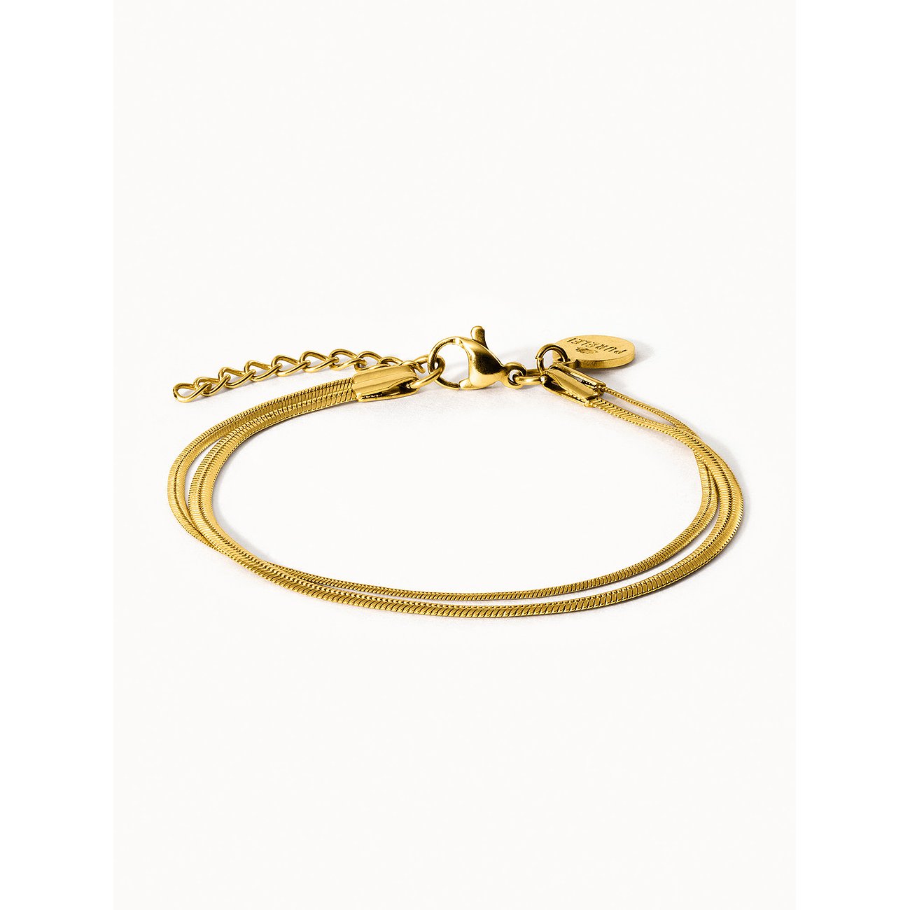 Ein goldenes Purelei Armband aus Edelstahl mit drei feinen Gliederketten und einem Karabinerverschluss.