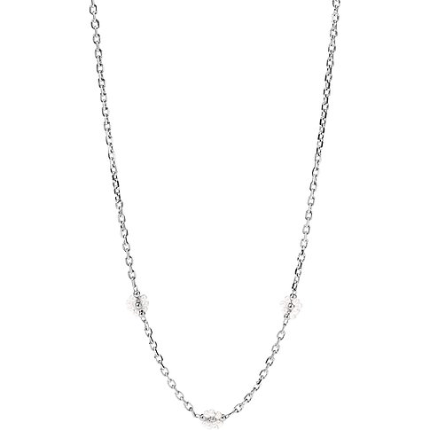 Närbild av ett Purelei-halsband i skimrande rostfritt stål med små, blomformade, klara ädelstenar.