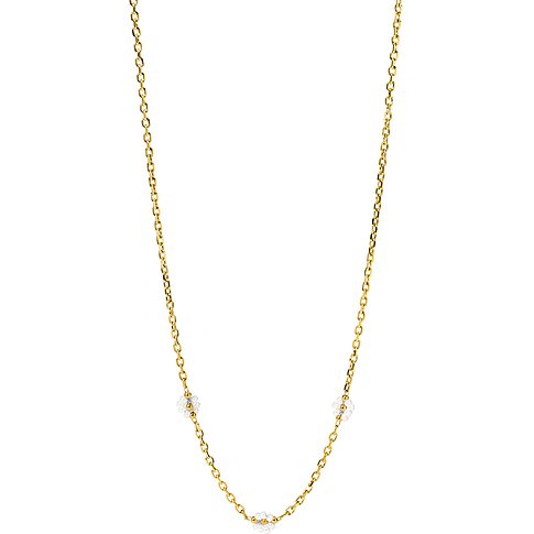 Närbild av ett Purelei halsband i guldfärgat rostfritt stål med små vita glasblommor integrerade i kedjan.
