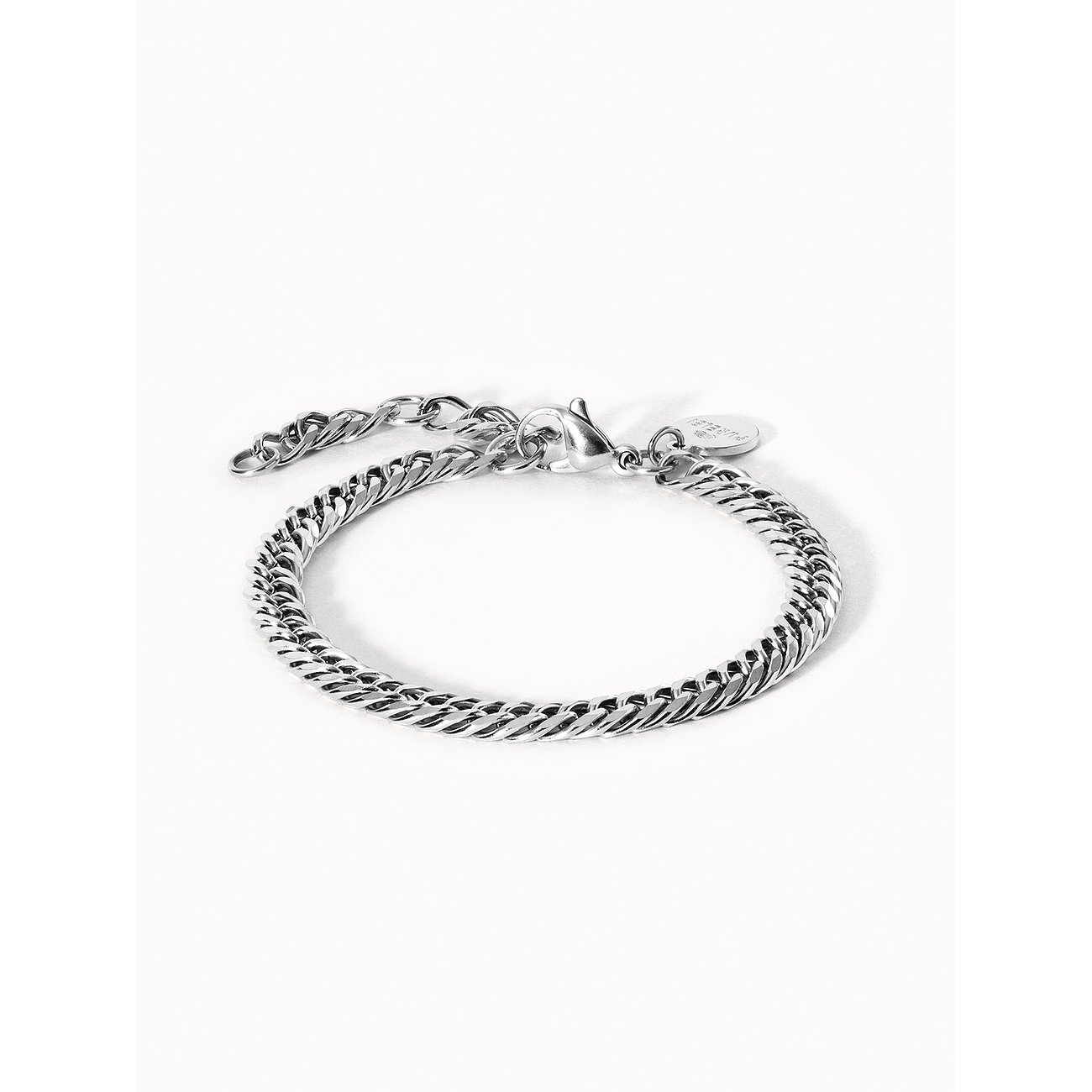 Close-up van een glanzend Purelei-armband van roestvrij staal. Fijne schakel met karabijnsluiting en plaatje.