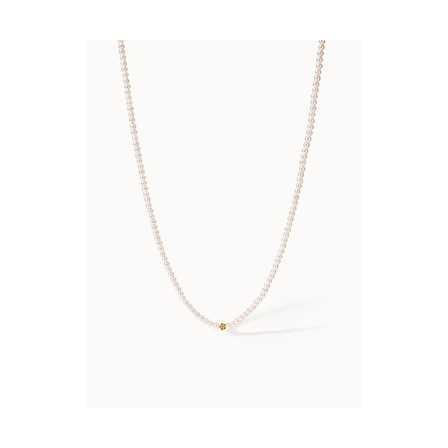 Een Purelei ketting van goudkleurig roestvrij staal met kleine parels en een enkele gouden parel in het midden.