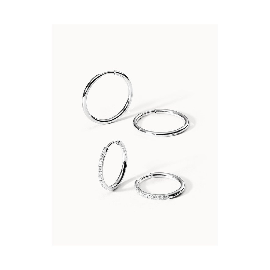 Ein Set von vier Purelei Creolen aus Edelstahl. Eine größere, obere Creole ist glatt und silbern.