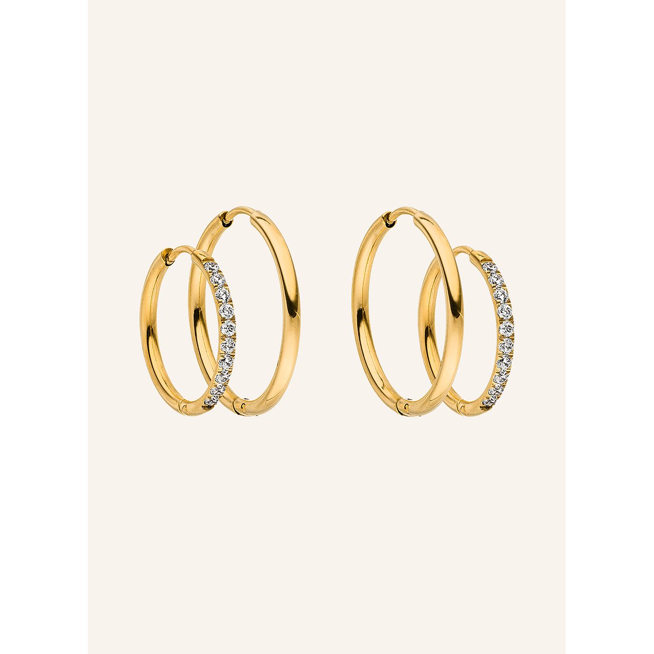 Zwei Purelei Ohrring-Sets aus goldfarbenem Edelstahl. Jedes Set: große und kleine Creole mit Zirkonia-Stein.