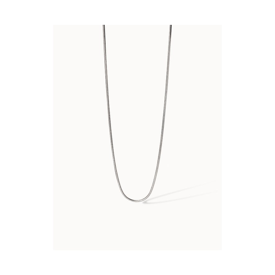 Close-up van een Purelei halsketting van eenvoudig roestvrij staal in slangketting-design, U-vormig hangend.