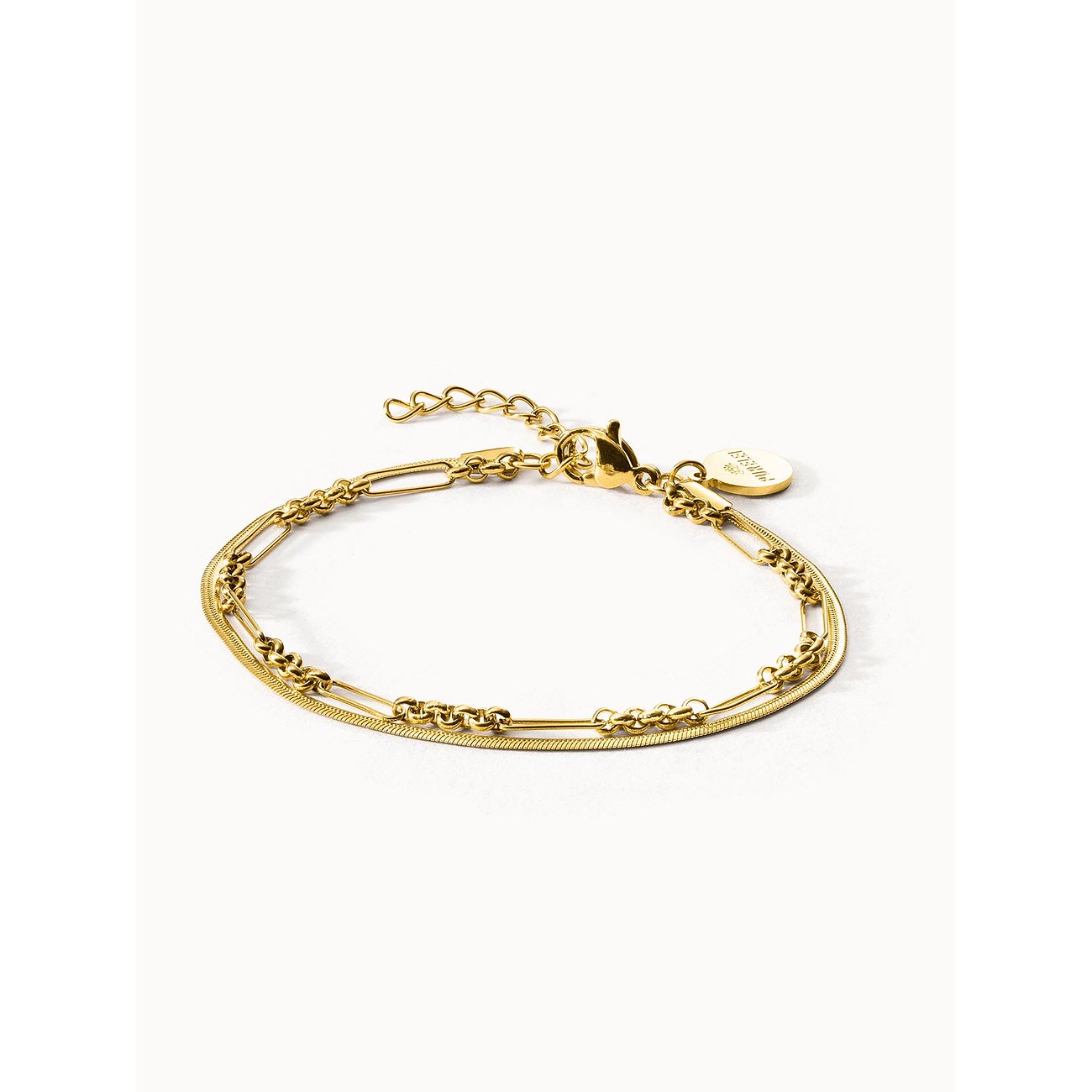 Purelei Armband aus goldenem Edelstahl, das aus drei goldenen Kettenlagen besteht und über einen Verschluss verfügt.