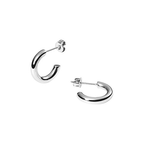 Ein Paar glänzender, silberfarbener Purelei Ohrschmuck aus Edelstahl, von vorne fotografiert und leicht versetzt.