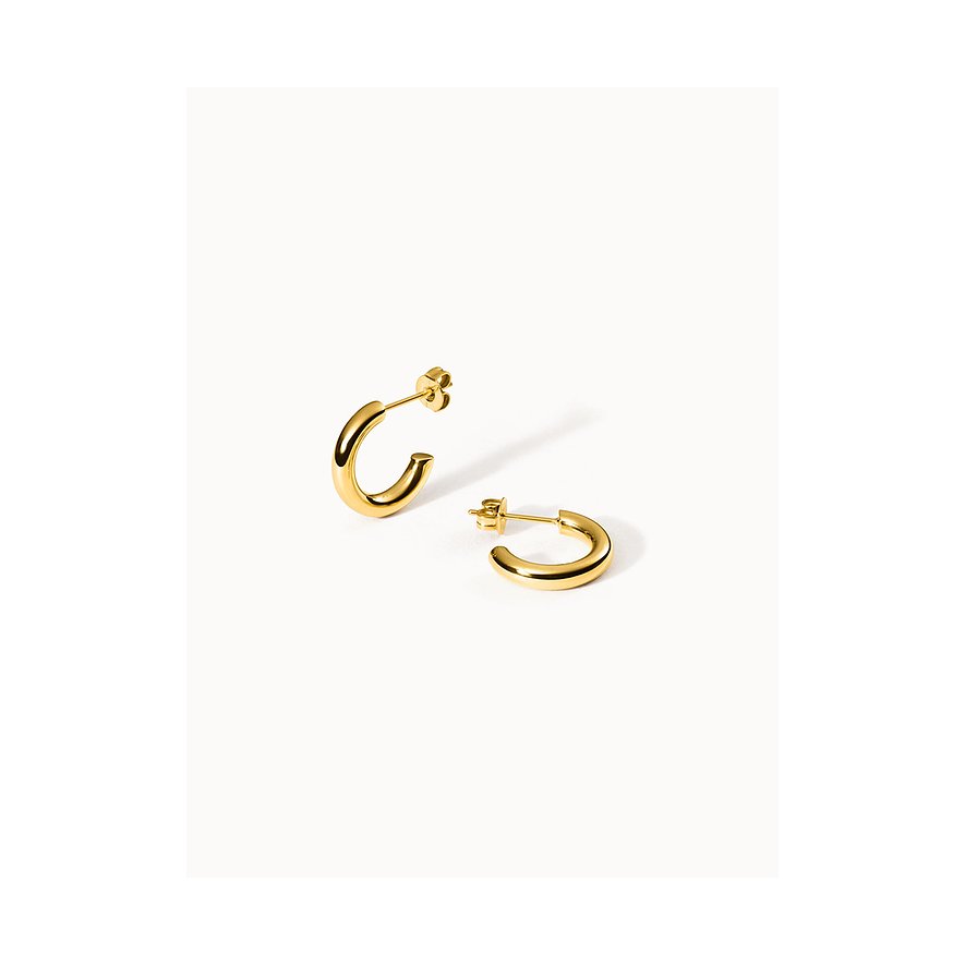 Ein Paar glänzende goldfarbene Ohrschmuck von Purelei aus Edelstahl, schlicht und elegant in C-Form.